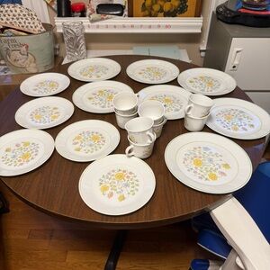 Corelle Meadow 20-Pc Dinnerware Set 1970's.
